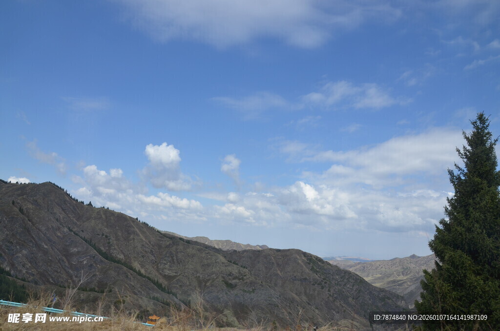 山间蓝天绿树风景图