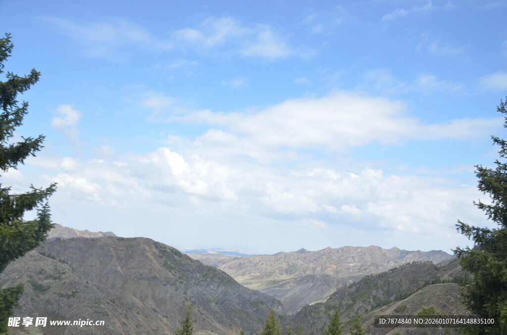 山间远景 蓝天白云绿树