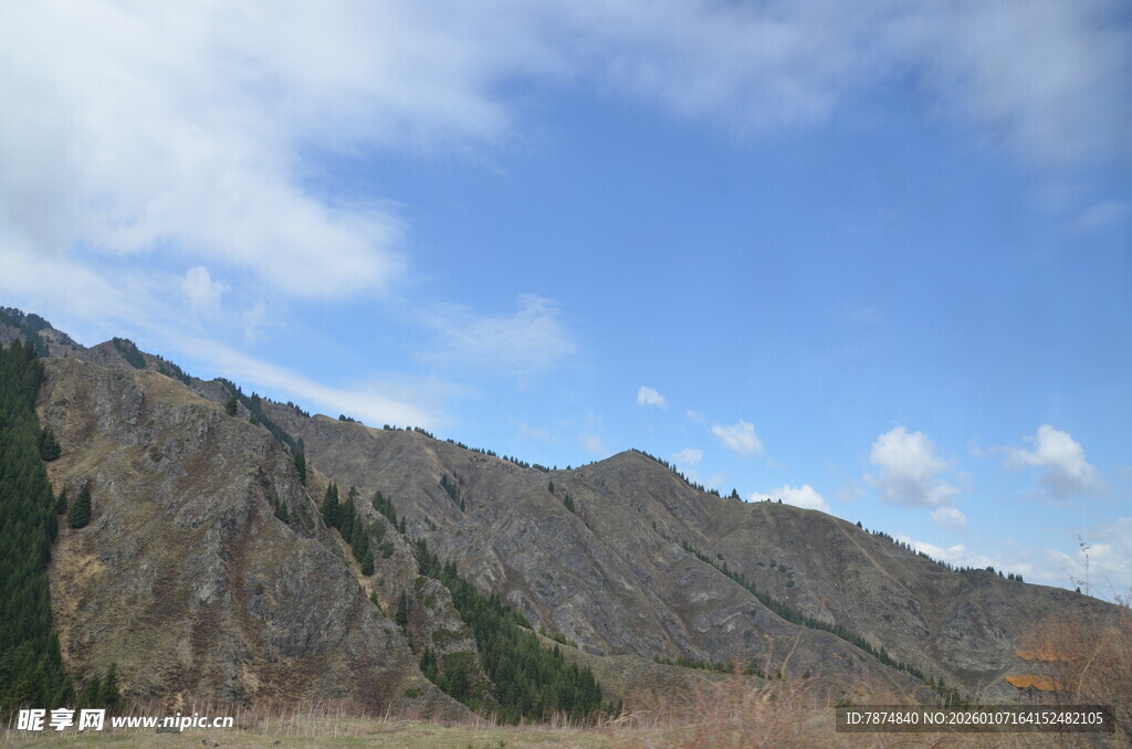 蓝天映衬下的巍峨山脉