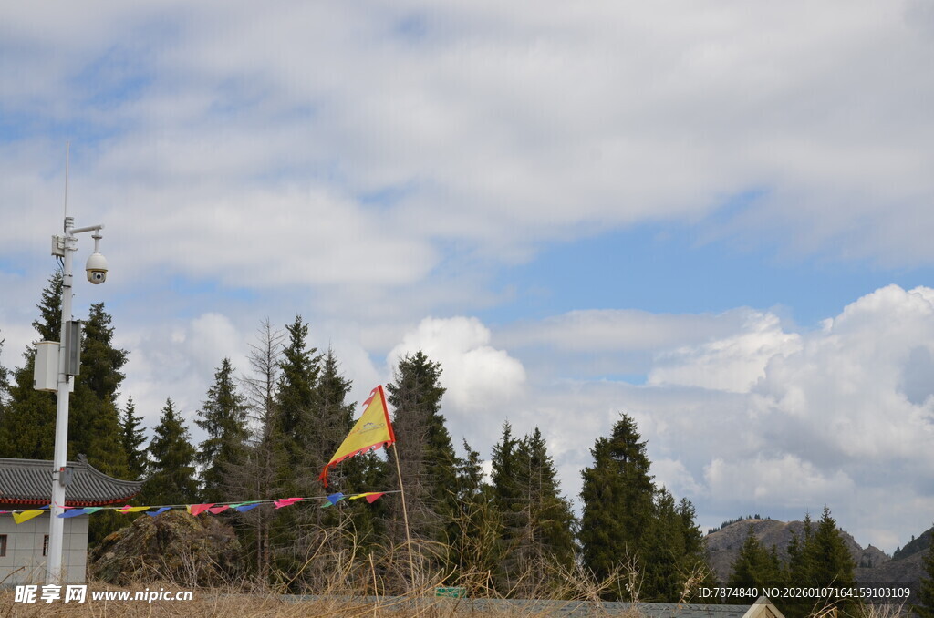 山间彩旗飘扬的户外场景