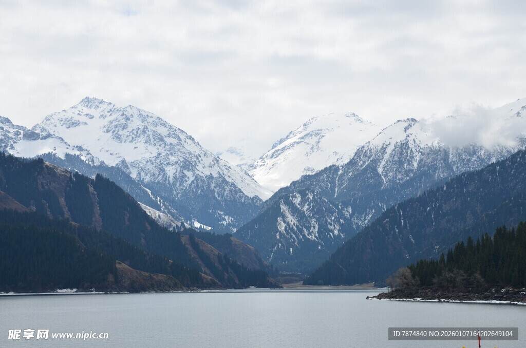 雪山下的宁静湖泊