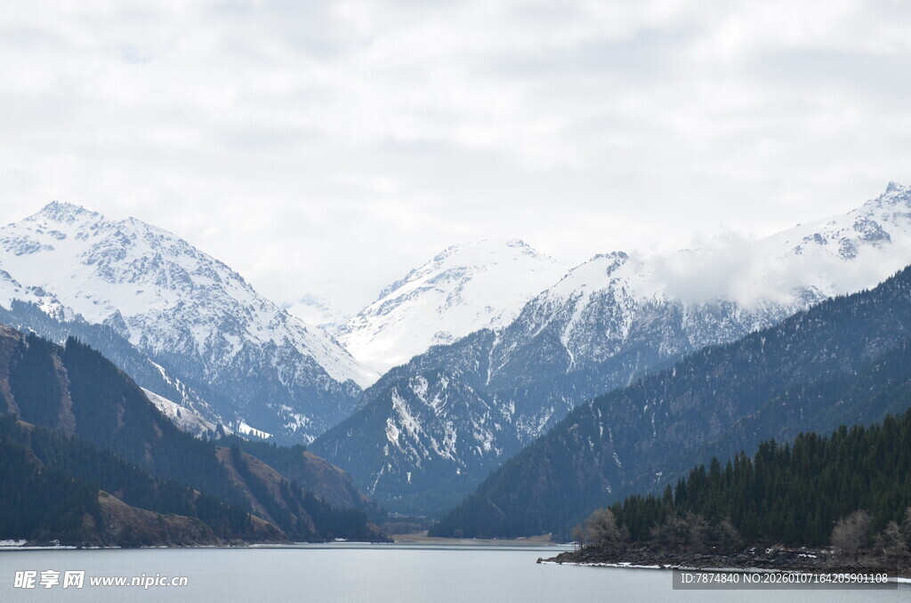 雪山下的宁静湖泊