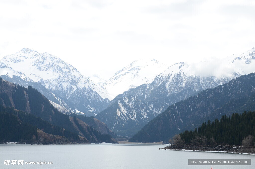 雪山下的宁静湖泊