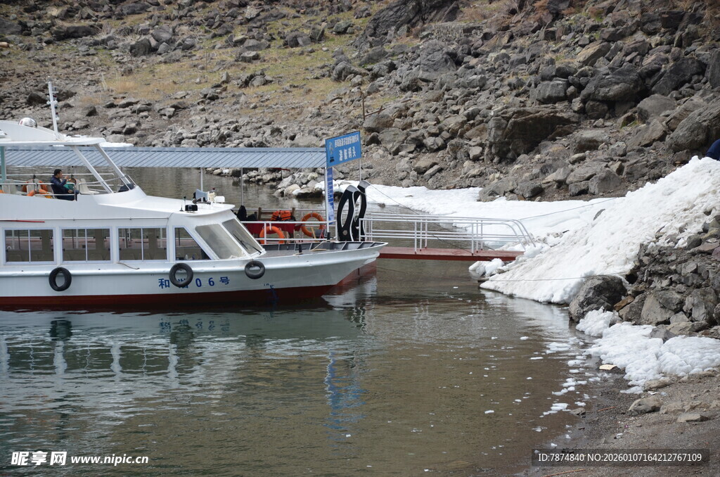 湖畔停泊的船只