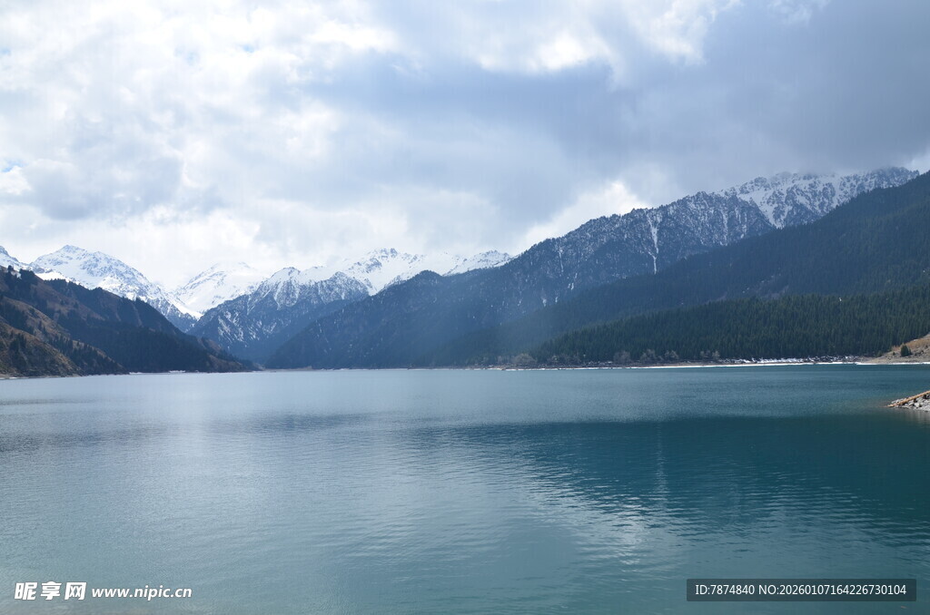 宁静山水间的澄澈湖泊