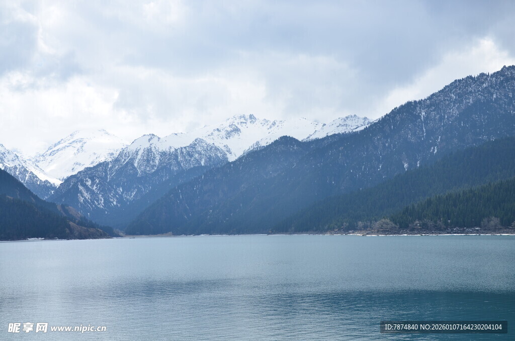 宁静山水间的湖光山色