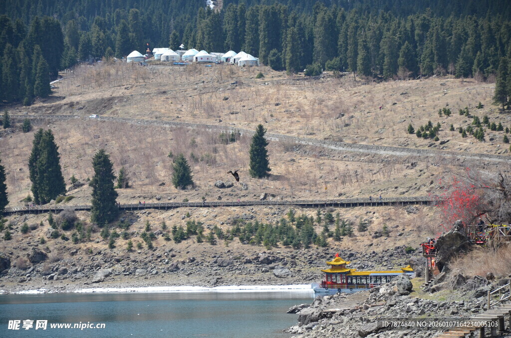 湖畔山林间的工程作业场景