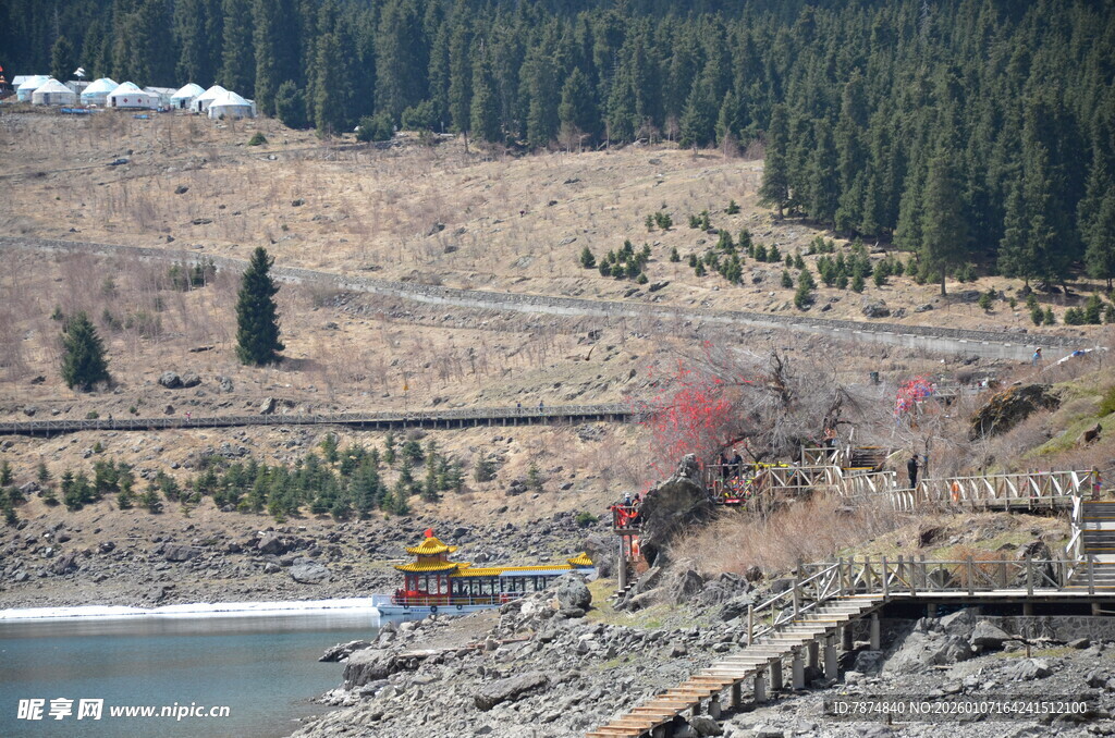 山间湖畔工程施工场景