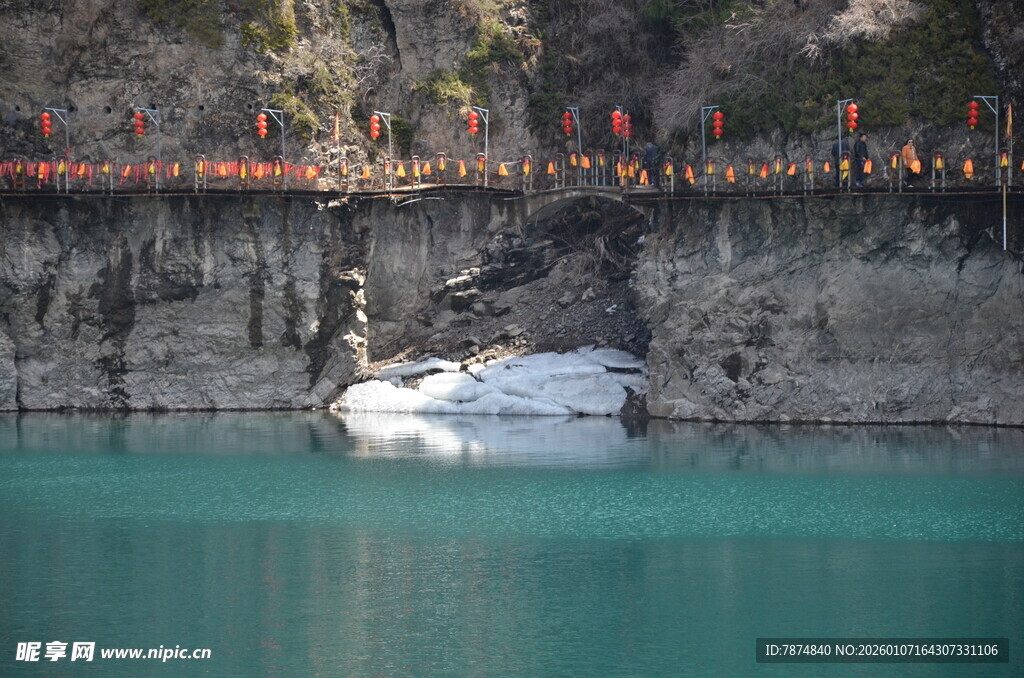 青山绿水间的白色游艇