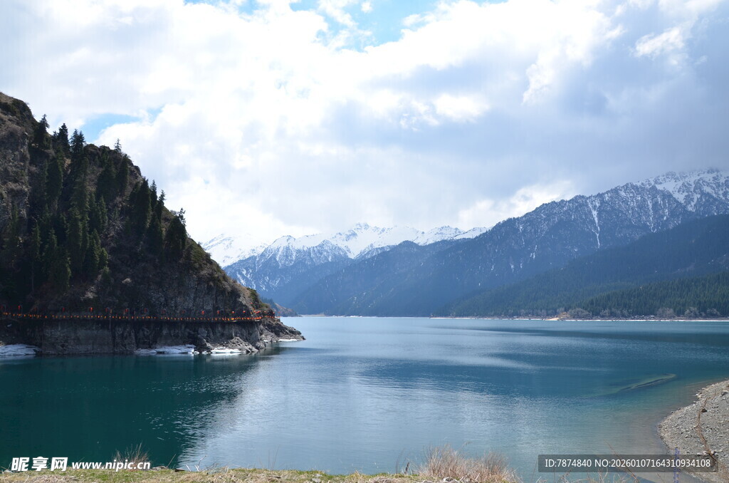 美丽湖畔山水风光景色