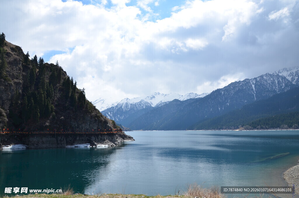 美丽湖景与远山相映
