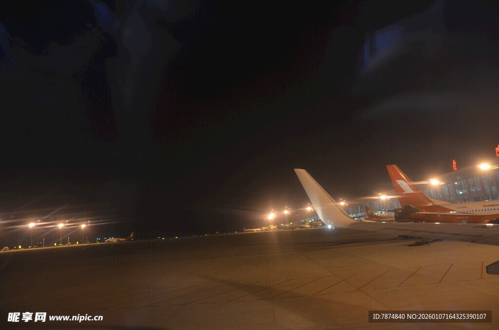 夜间机场跑道上的飞机