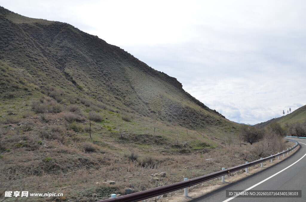 蜿蜒公路旁的铁轨与山丘