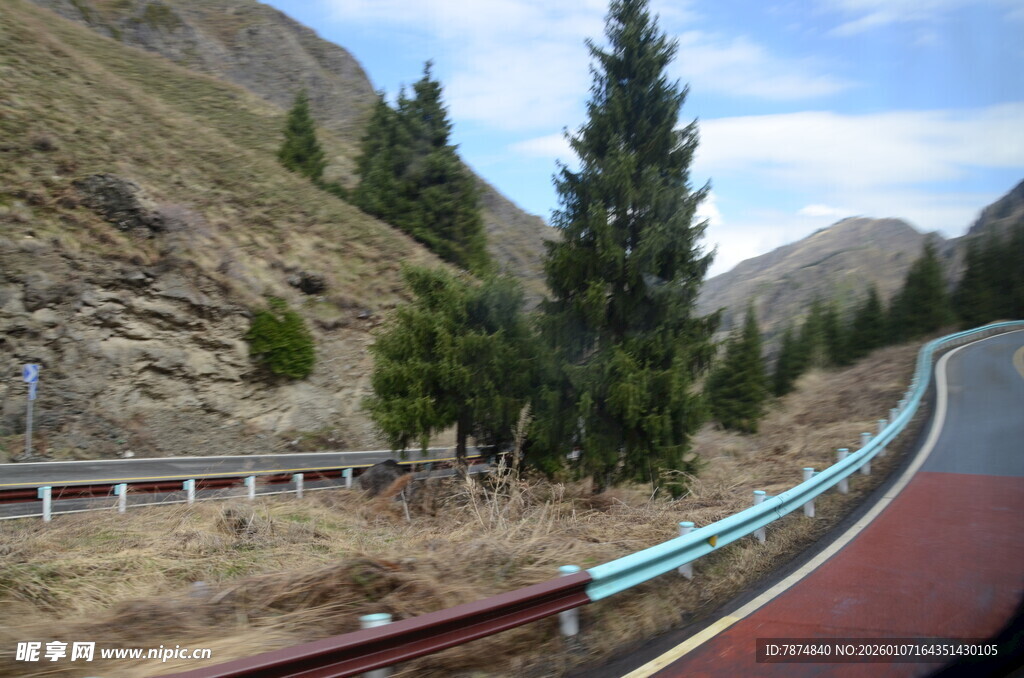 山间蜿蜒的多彩公路