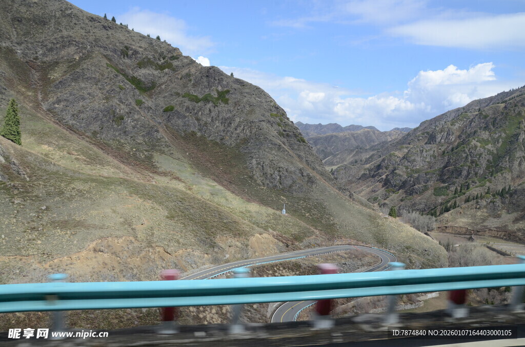 山间公路边的多彩景象