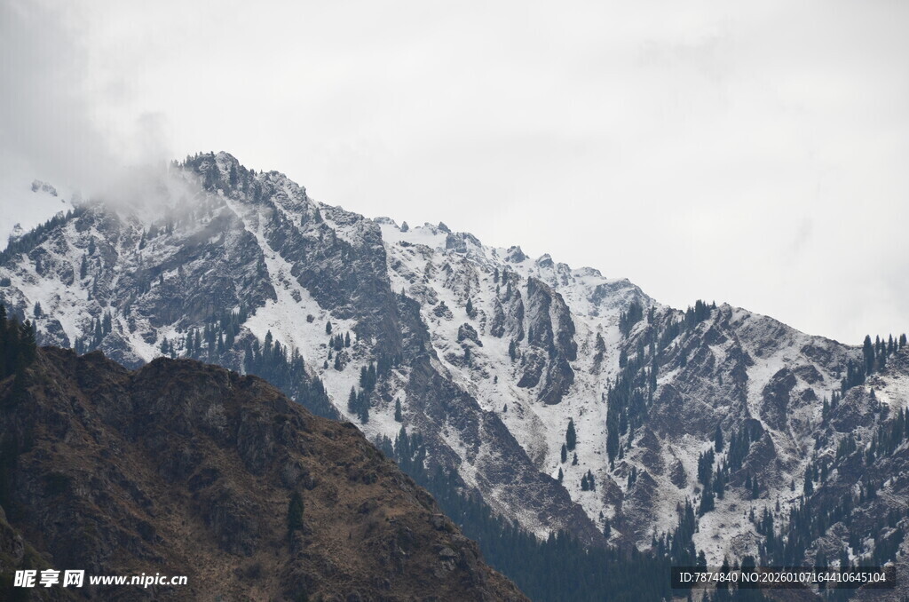 巍峨雪山壮丽景致