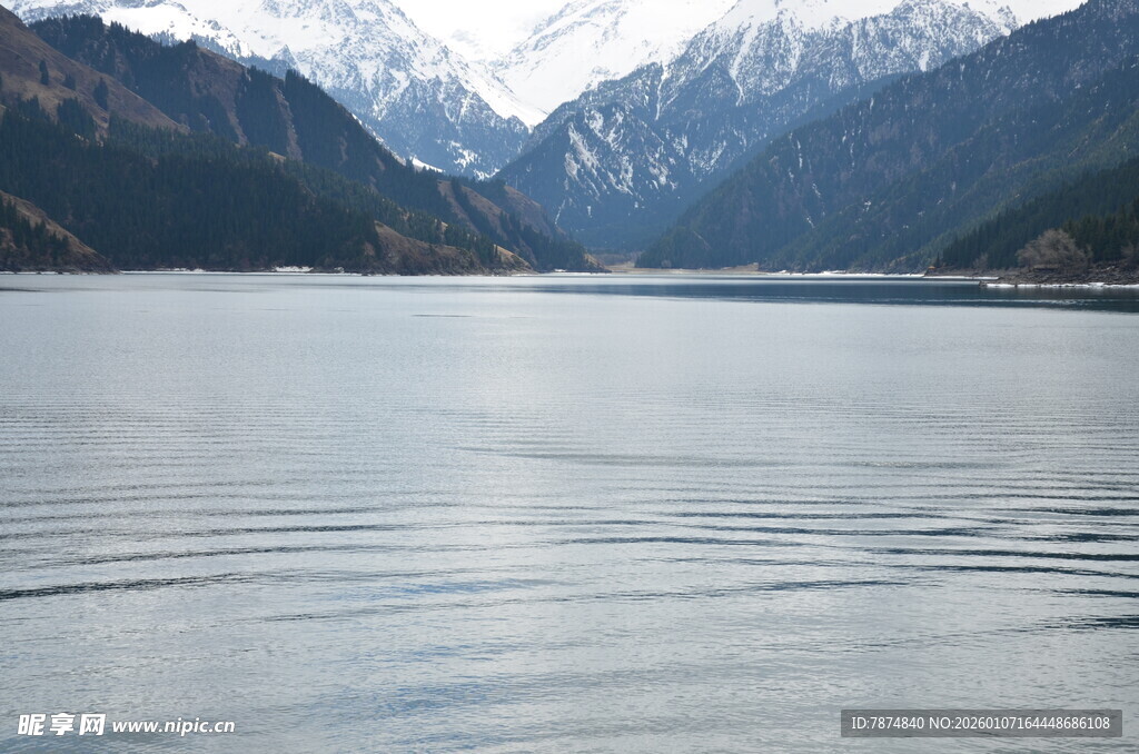 宁静山水间的澄澈湖泊