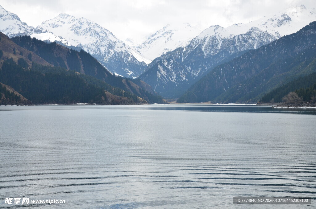 雪山下的宁静湖泊