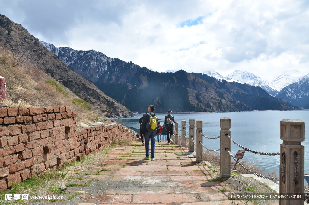 湖畔山间的徒步旅行者
