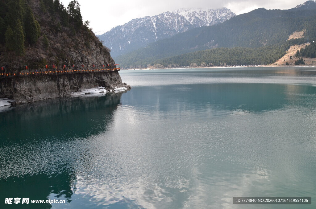 宁静山水间的美丽湖景