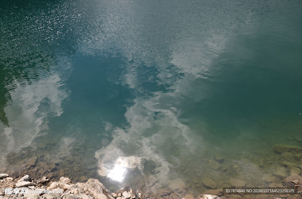 清澈湖水与岸边景致
