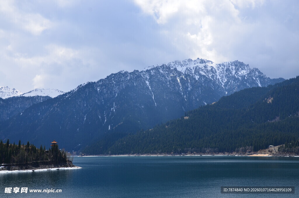 雪山下的宁静湖泊