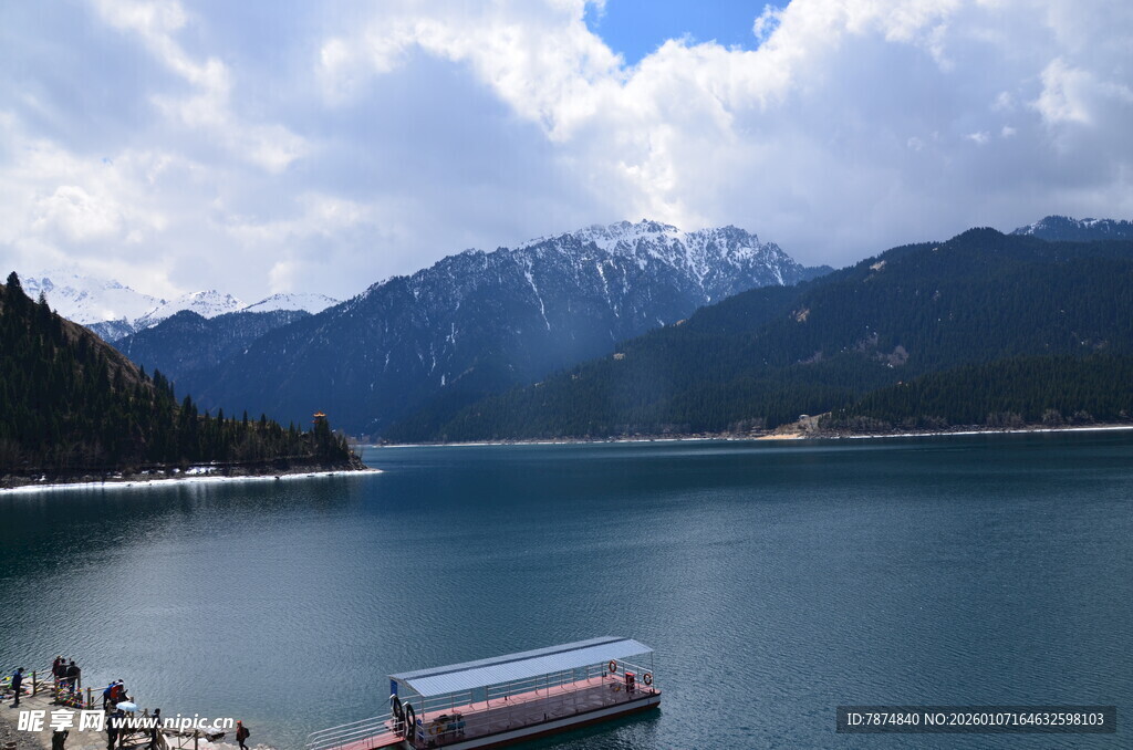 湖畔美景 远山近水游船