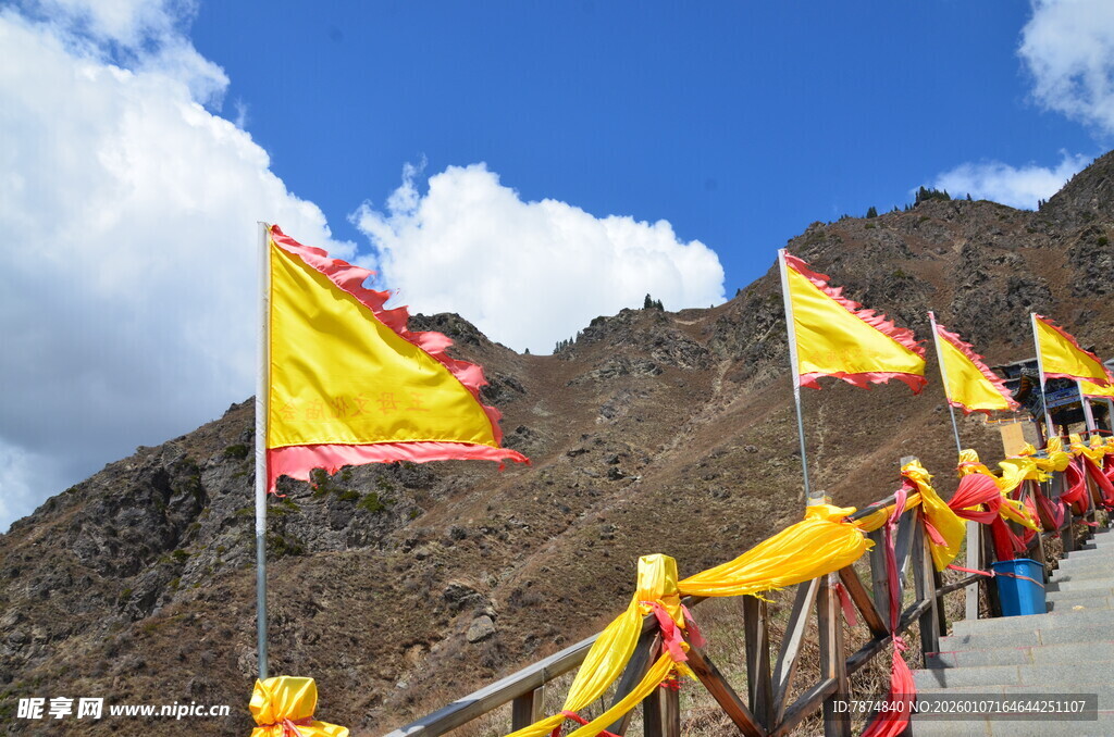 山间彩旗飘扬的观景步道