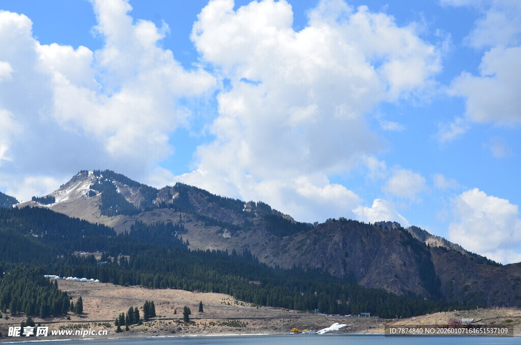 壮丽山景与蓝天白云