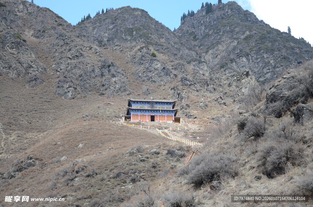 山间公路上的行驶大巴