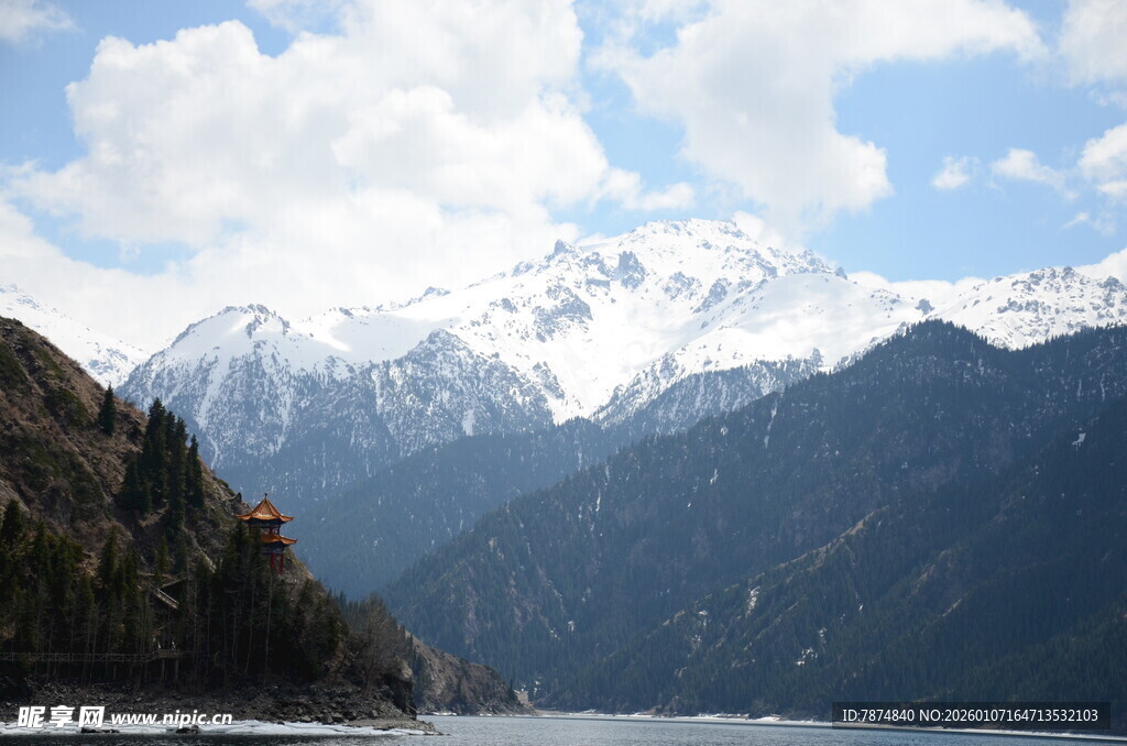 雪山湖泊壮丽自然景观