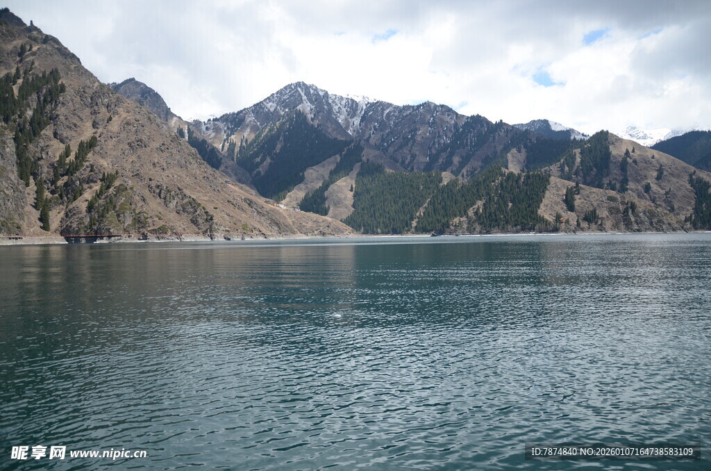 高山下的宁静湖泊
