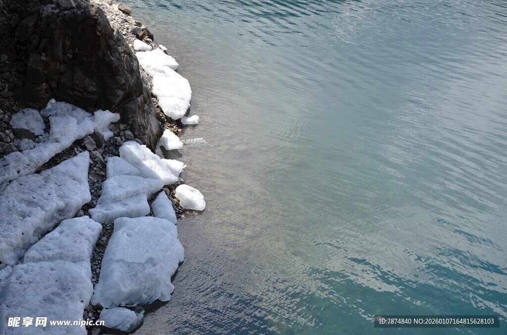 岸边冰块漂浮的清澈水域