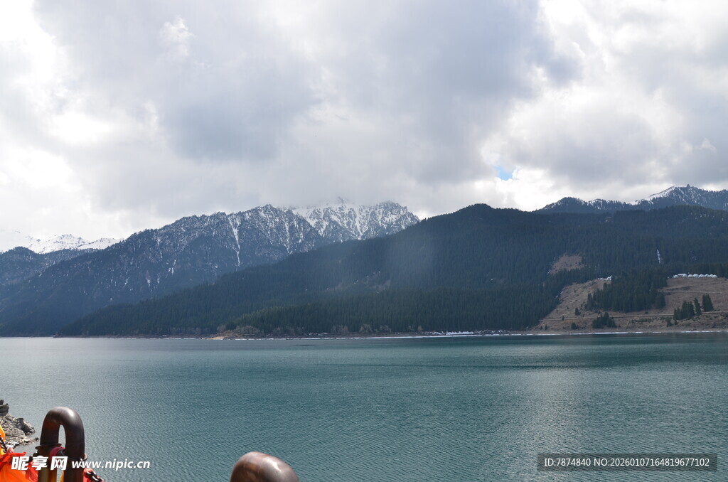 湖畔美景 远山近水赏风光