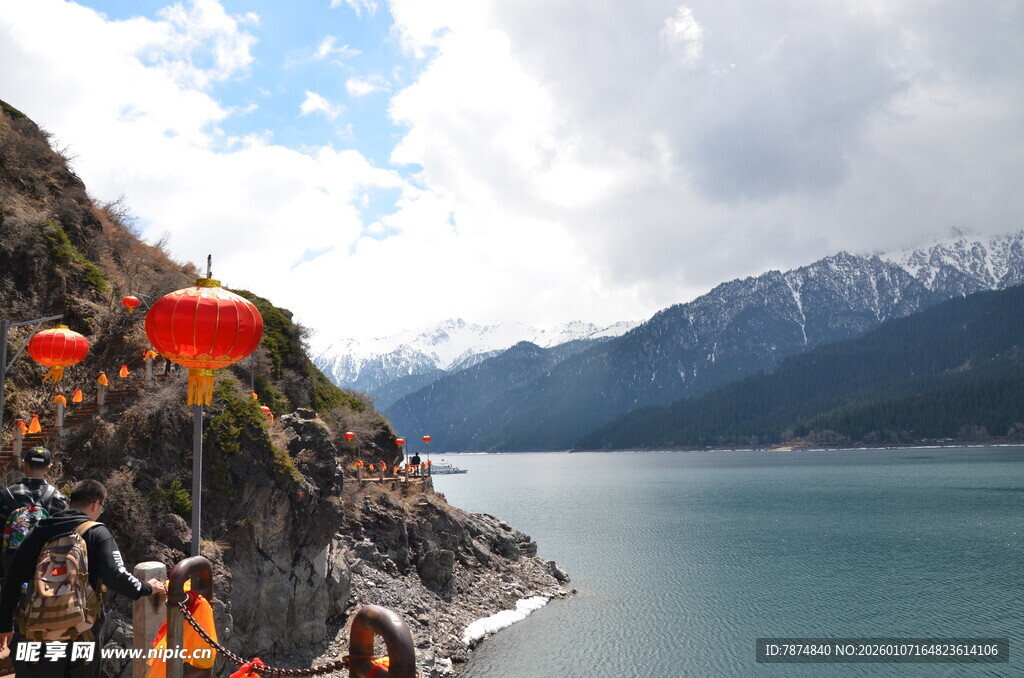 湖畔山景挂红灯笼赏景处