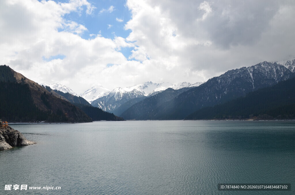 高山湖泊壮丽自然景观