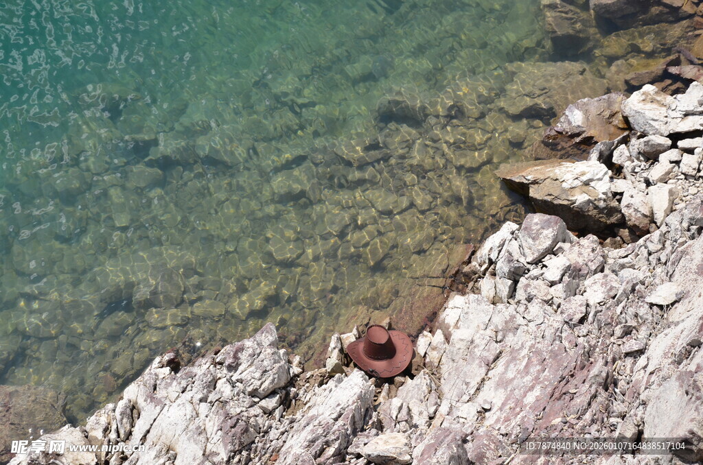 清澈水边的嶙峋岩石