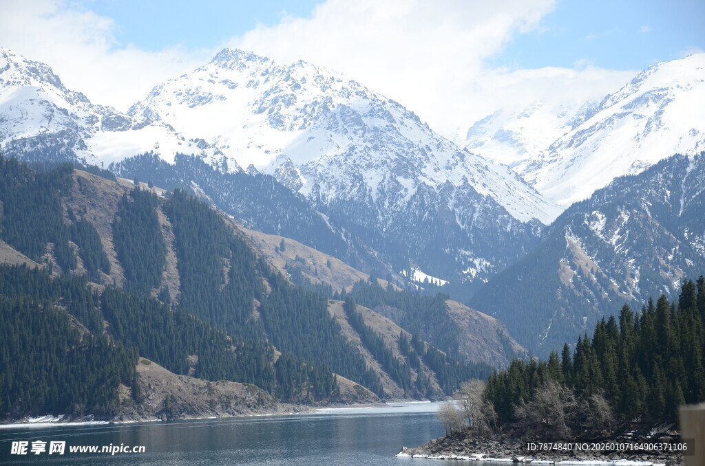 雪山湖泊壮丽自然景观