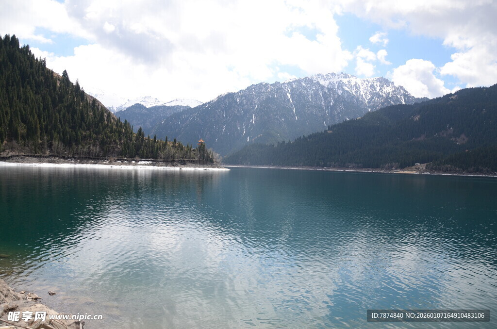 美丽高山湖泊风景