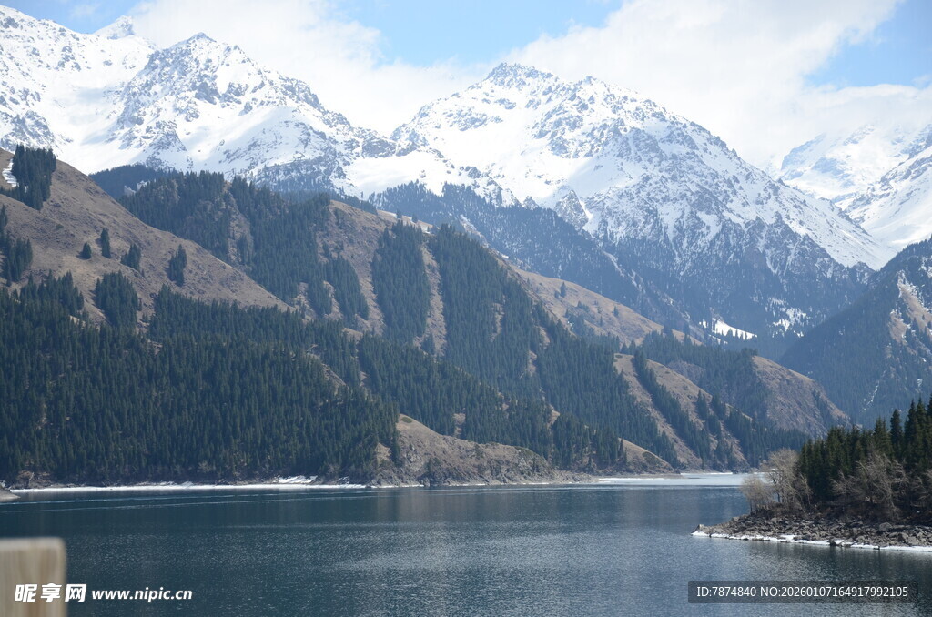 雪山下的静谧湖泊