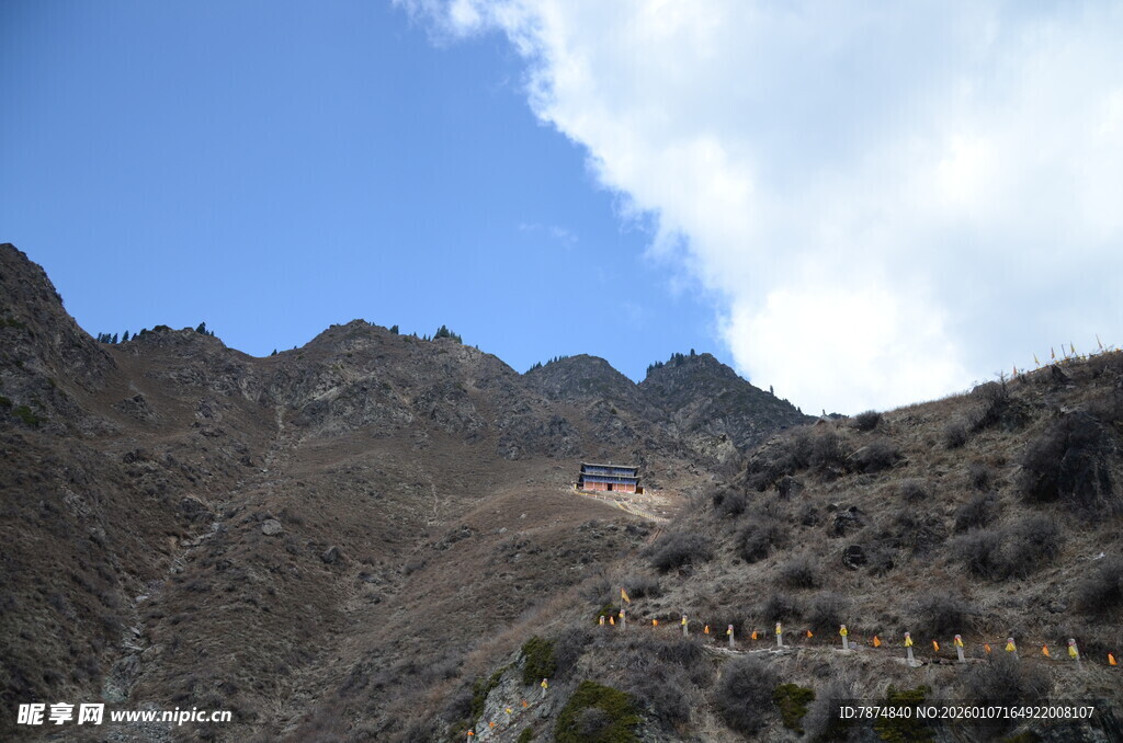 山间公路蜿蜒于壮美山峦