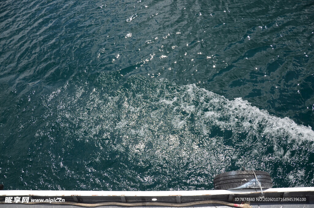 船行海面激起白色浪花