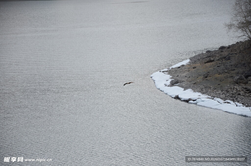 冰封湖面岸边残雪景象