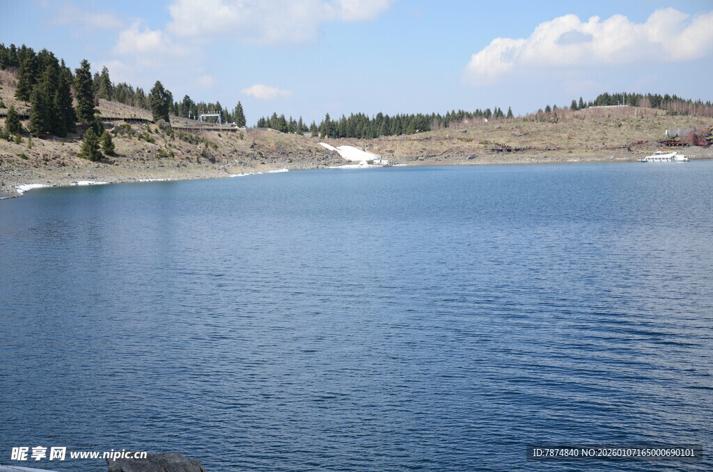 宁静蓝湖与远处山林景色