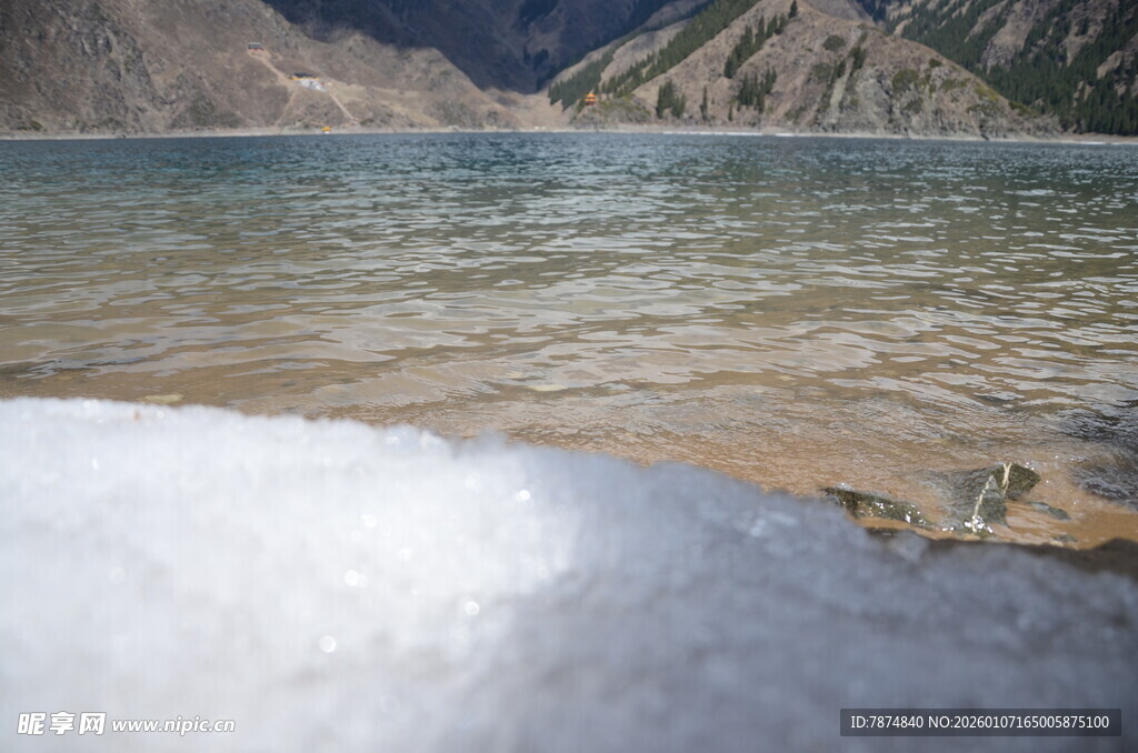 雪山下的清澈湖水