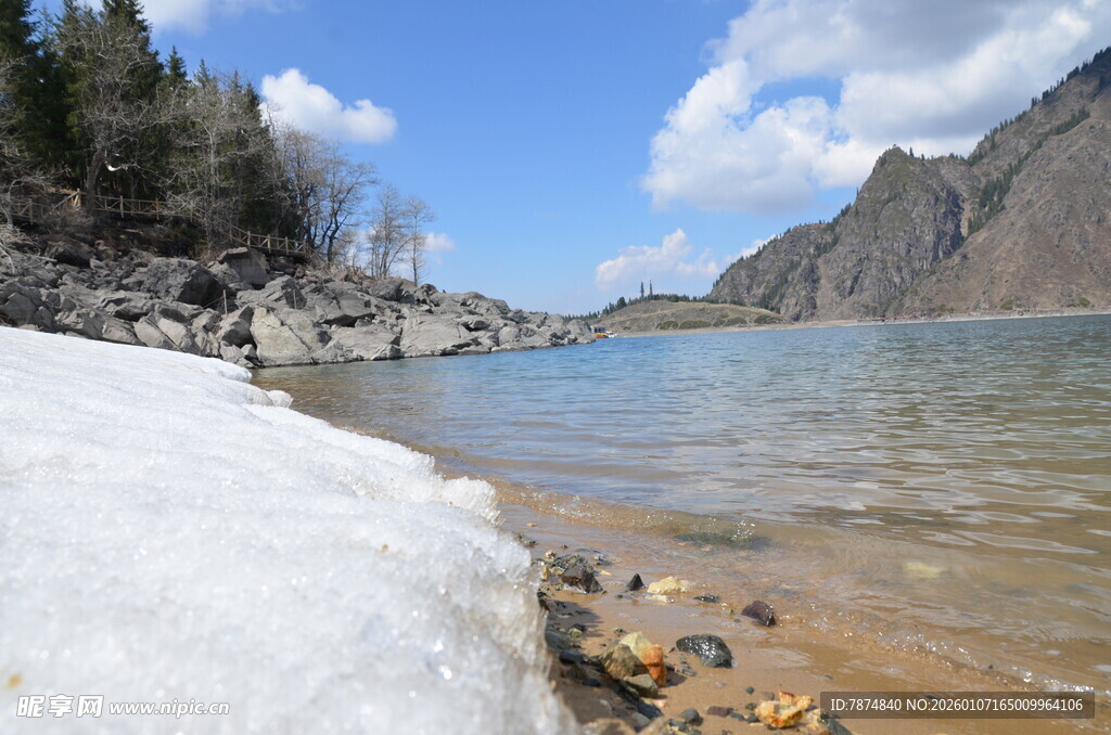 湖畔残雪与山水美景
