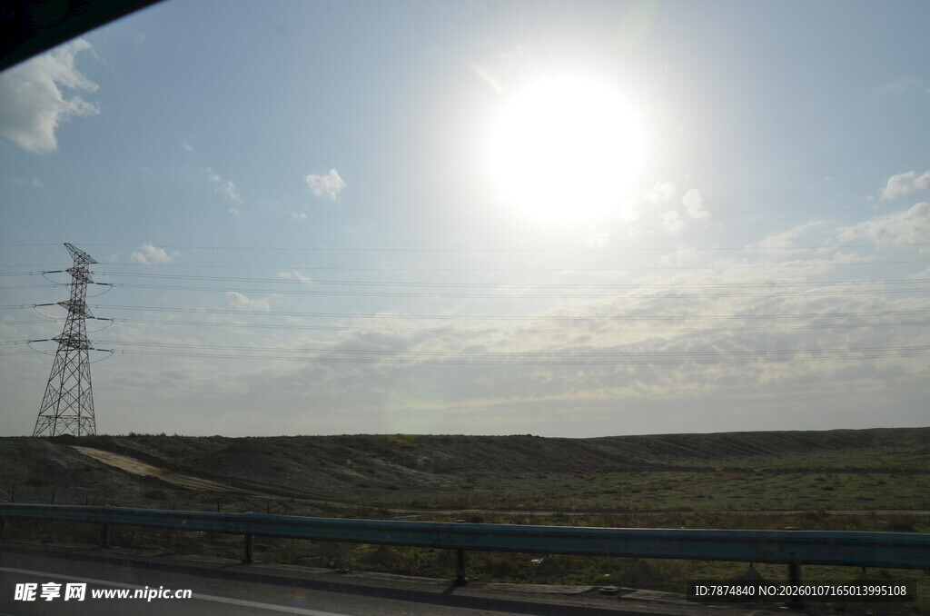 公路边的阳光与输电塔