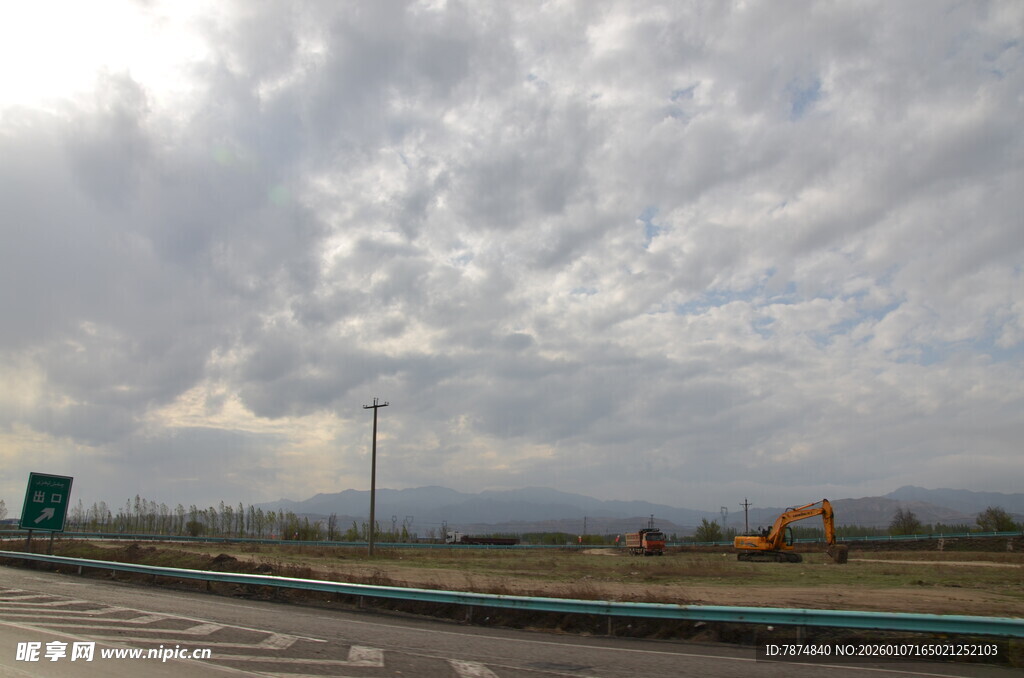 公路边的多云天空景象