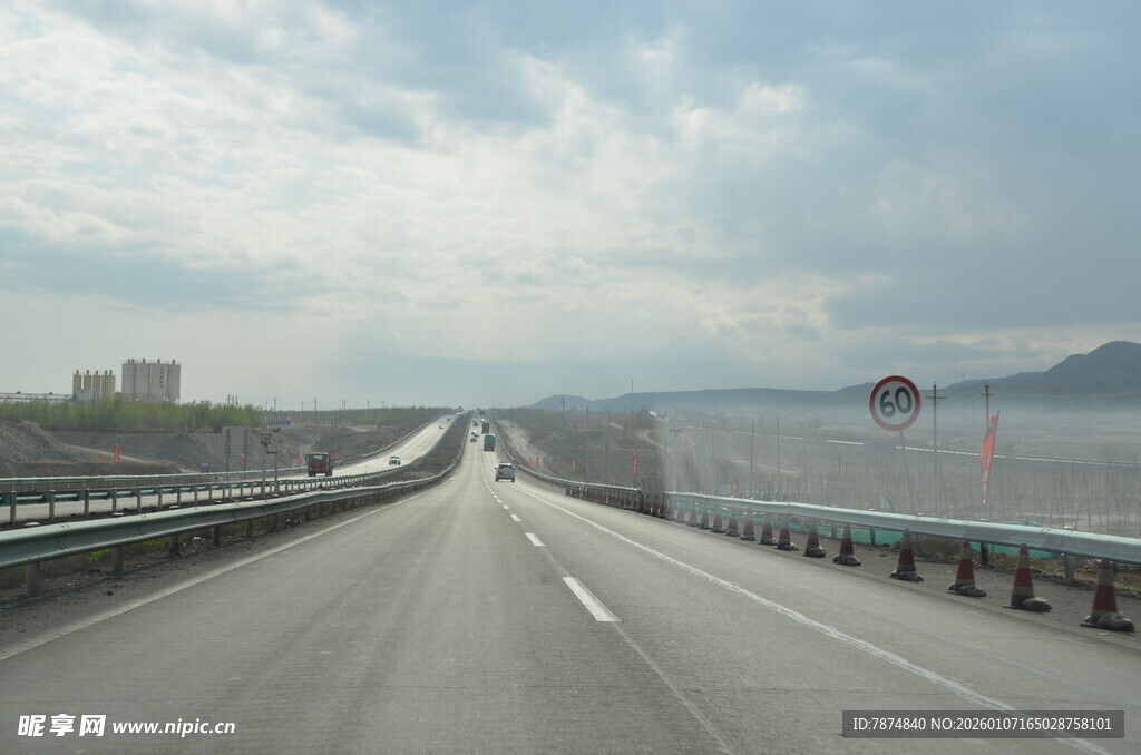 宽阔公路伸向远方