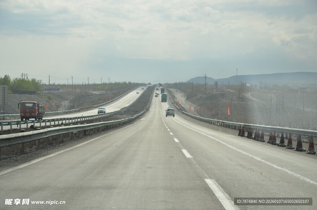 宽阔公路延伸向远方